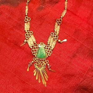 Beautifully designed necklace made in Peru.Clear beads and Jade colored stone